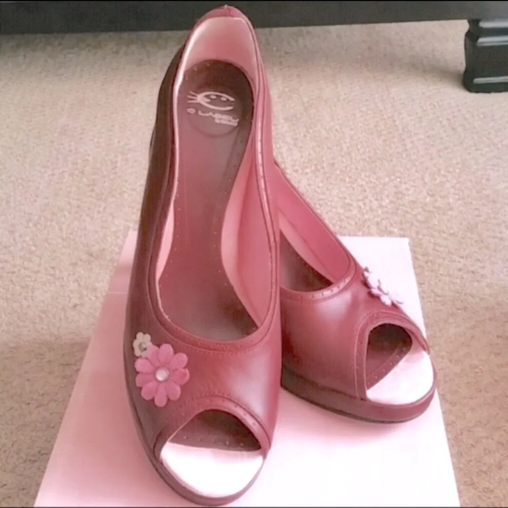 💕NEW. Adorable Fiesta Flower Peep Toe High Heel Pumps, Bettie Boop cute - Picture 2 of 5